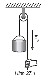 Một công nhân xây dựng sử dụng ròng rọc để kéo một thùng sơn nặng 27 kg lên dàn giáo cao 3,1 m so với mặt đất (Hình 27.1). Lực mà người công nhân kéo theo phương thẳng đứng có độ lớn 310 N