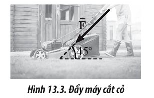 Một người đẩy máy cắt cỏ có khối lượng 15kg di chuyển với một lực có độ lớn xem như không đổi bằng 80 N theo phương của giá đẩy như Hình 13.3