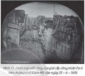 Bài 3. Ngày 25/6/1848, một người chụp ảnh nghiệ dư đã bỏ qua lệnh giới nghiêm, leo lên mái nhà và chụp quang cảnh đường phố Xanh Mô ở Thủ đô Pa-ro trong ngày hôm đó. Bức hình 11 dưới đây đã đăng trên tờ Họa báo ngày 1/7/1848 phản ánh chiến lũy cuối cùng của công nhân Pa-ri trong cách mạng năm 1848. Quan sát hình, em hãy: