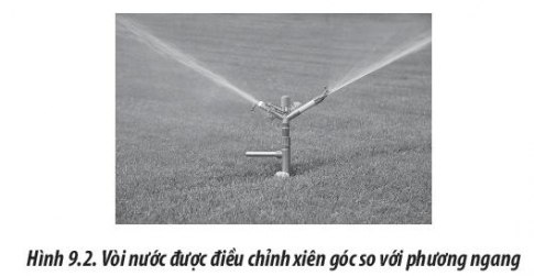 Khi dùng vòi nước tưới cây để các tia nước phun ra xa, người ta thường điều chỉnh sao cho hướng của vòi xiên một góc nào đó với phương ngang (Hình 9.2)