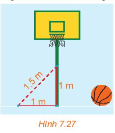 Một cột bóng rổ được dựng trên một sân phẳng. Bạn Hùng đo khoảng cách từ một điểm trên sân