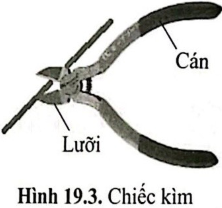 Ở chiếc kìm cắt dây thép (hình 19.3), mỗi nhánh kìm gồm cán và phần lưỡi cắt có thể quay quanh chốt cố định, có vai trò như đòn bẩy. Hãy sử dụng các mũi tên biểu diễn lực để mô tả cách dùng lực tác dụng lên cán kìm để cắt được dây thép.