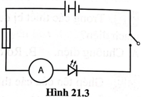 Cho sơ đồ mạch điện như hình 21.3.  a) Em hãy nêu tên và số lượng các thiết bị điện trong mạch.  b) Đóng công tắc, hãy mô tả hiện tượng diễn ra trong mạch điện.