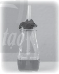 Rót 1/2 cốc nước và 1/2 cốc rượu vào chai (hình bên). Đặt ống hút nhựa trong vào chai, giữ lơ lửng đầu dưới của ống hút trong chất lỏng (không chạm đáy chai)
