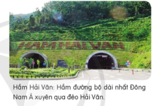 Dựa vào ghi chú dưới ảnh, viết vào vở một câu giới thiệu hầm Hải Vân, trong câu có sử dụng dấu ngoặc đơn để đánh dấu phần chú thích.