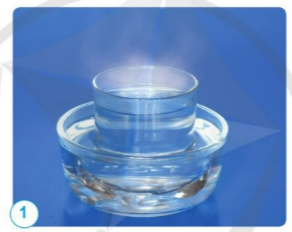 Đặt cốc nước nóng vào trong chậu nước lạnh (hình 1). Dự đoán xem một lúc sau, mức độ nóng lạnh của nước trong cốc và nước trong chậu thay đổi như thế nào?