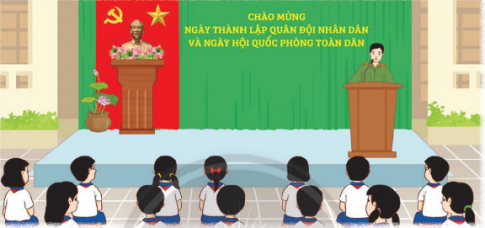 Nghe nói chuyện về truyền thống của Quân đội nhân dân Việt Nam.